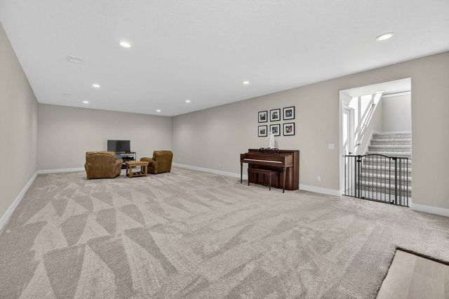 4586 Lakeside Drive, Bettendorf, IA 52722