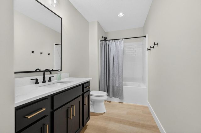 4586 Lakeside Drive, Bettendorf, IA 52722