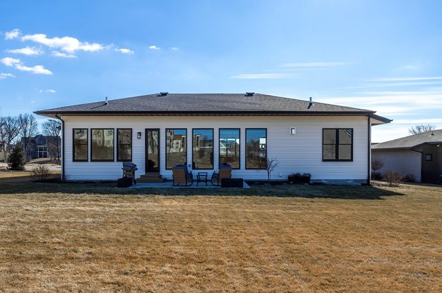 4586 Lakeside Drive, Bettendorf, IA 52722