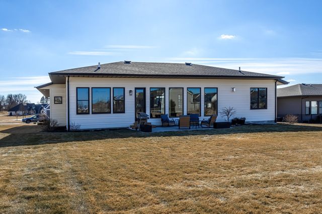 4586 Lakeside Drive, Bettendorf, IA 52722