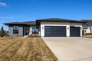 4586 Lakeside Drive, Bettendorf, IA 52722