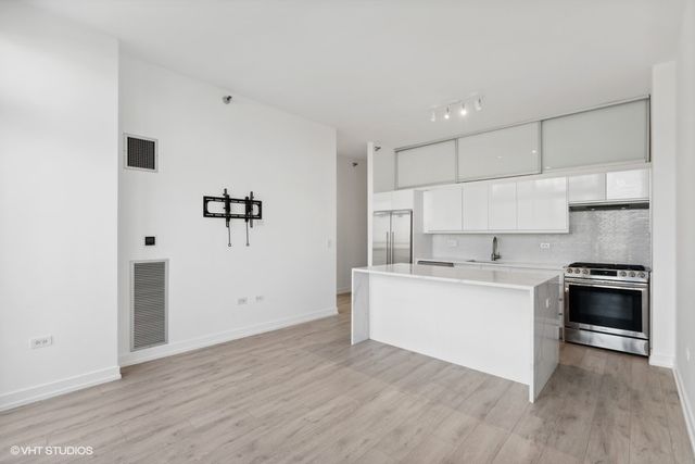 235 W Van Buren Street 2213, Chicago, IL 60607