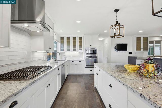 10570 Englewood Dr, Oakland, CA 94605