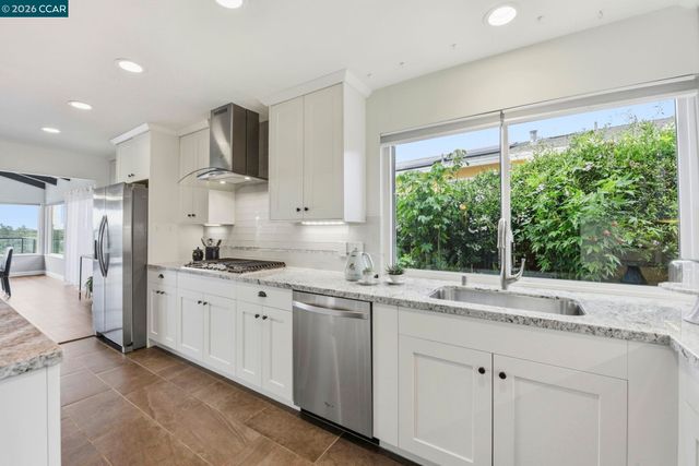 10570 Englewood Dr, Oakland, CA 94605