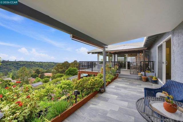 10570 Englewood Dr, Oakland, CA 94605