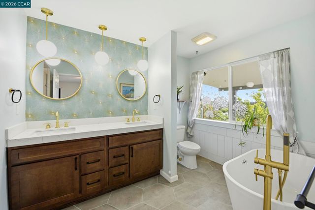 10570 Englewood Dr, Oakland, CA 94605