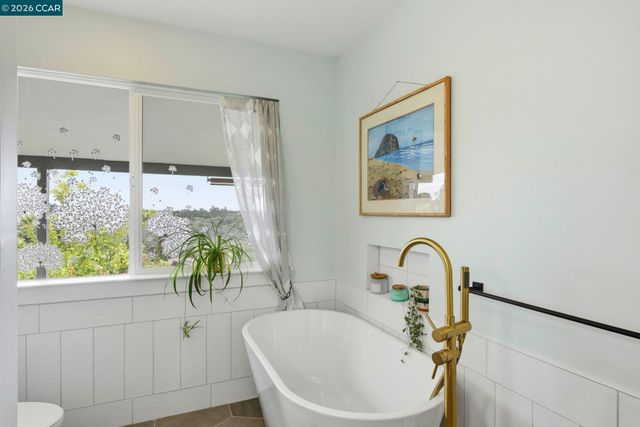 10570 Englewood Dr, Oakland, CA 94605