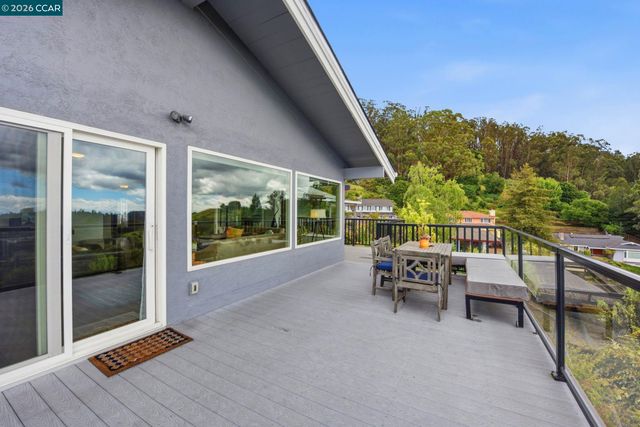 10570 Englewood Dr, Oakland, CA 94605