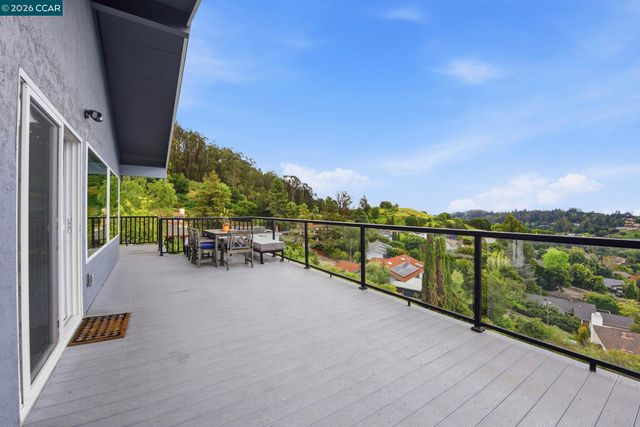 10570 Englewood Dr, Oakland, CA 94605