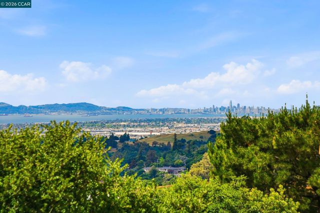 10570 Englewood Dr, Oakland, CA 94605