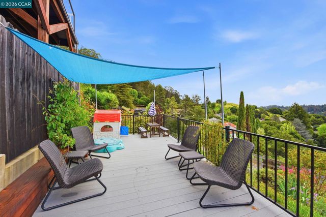 10570 Englewood Dr, Oakland, CA 94605