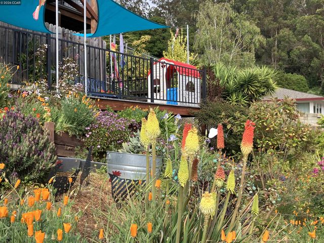 10570 Englewood Dr, Oakland, CA 94605