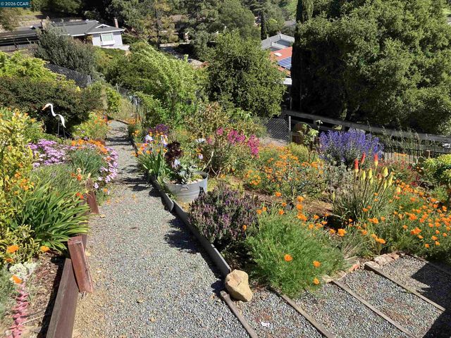 10570 Englewood Dr, Oakland, CA 94605