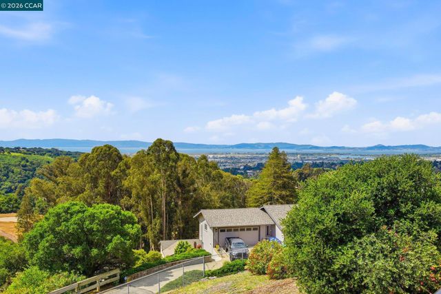 10570 Englewood Dr, Oakland, CA 94605