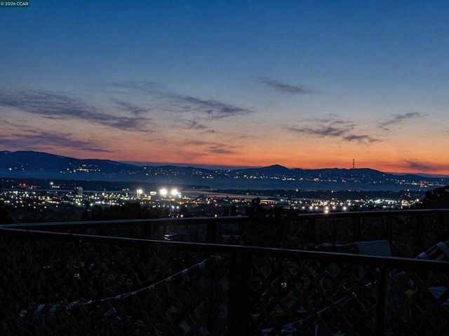 10570 Englewood Dr, Oakland, CA 94605