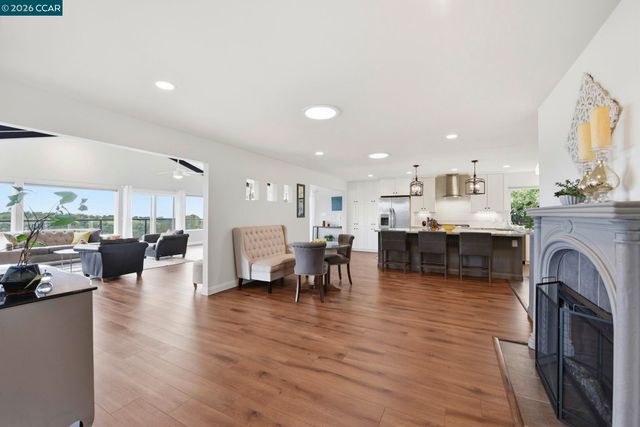 10570 Englewood Dr, Oakland, CA 94605