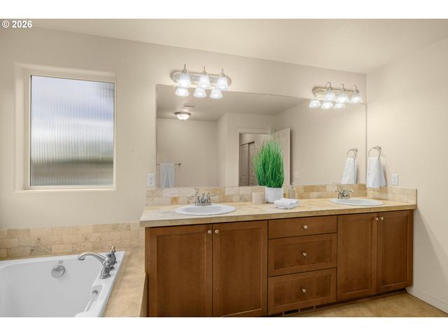 216 Nw 117TH Loop, Portland, OR 97229