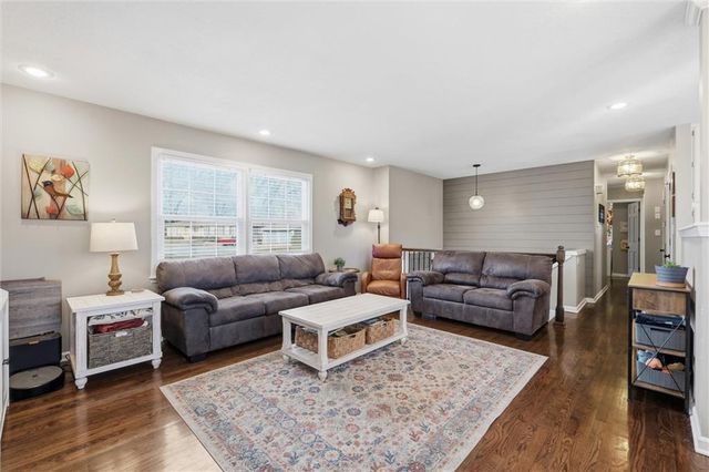 521 E Mulberry Street, Olathe, KS 66061