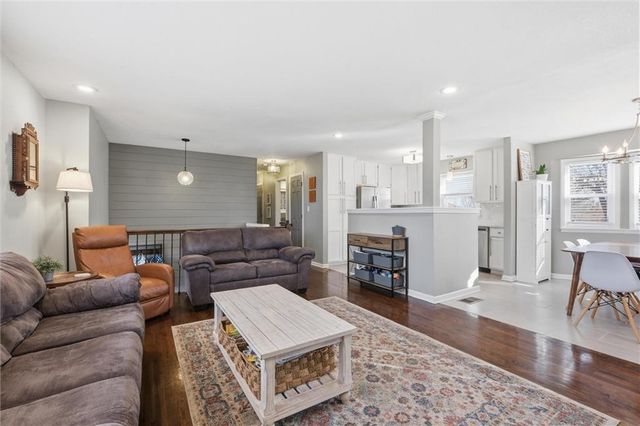 521 E Mulberry Street, Olathe, KS 66061