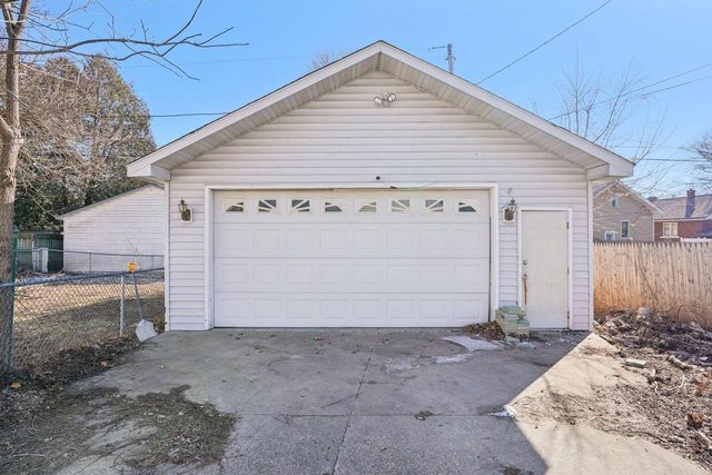 911 75th STREET, Kenosha, WI 53143