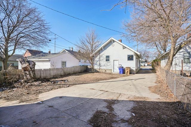 911 75th STREET, Kenosha, WI 53143