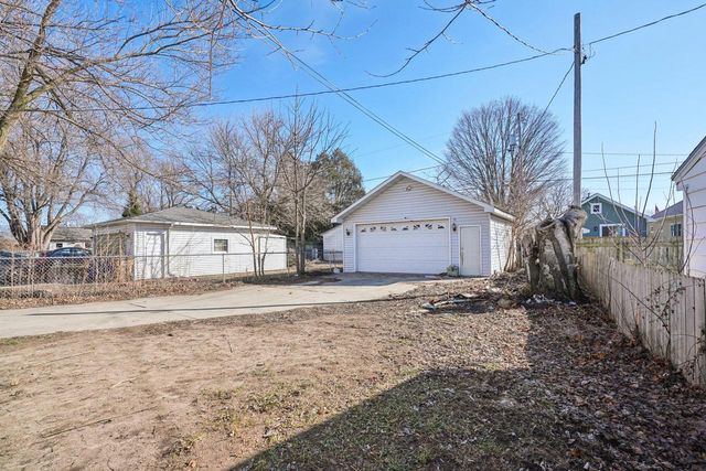 911 75th STREET, Kenosha, WI 53143