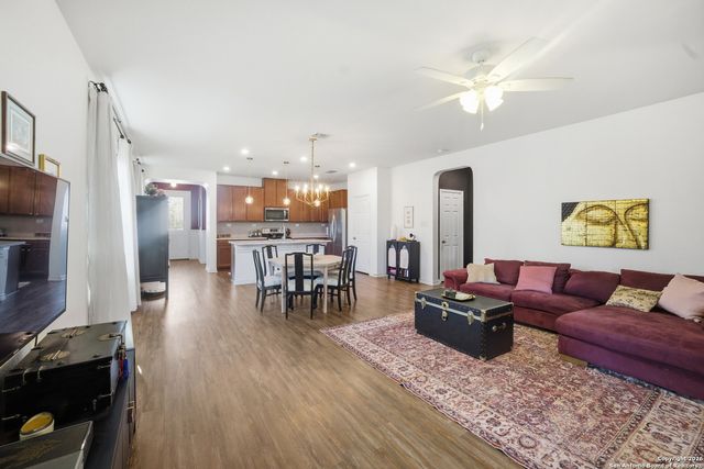 9831 Overlook Cyn, San Antonio, TX 78245