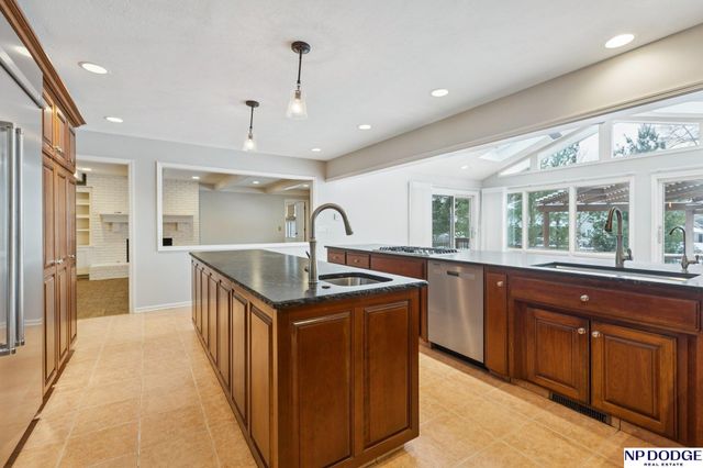 9826 Harney Pkwy N, Omaha, NE 68114