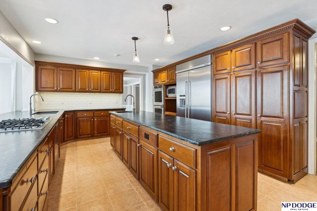 9826 Harney Pkwy N, Omaha, NE 68114