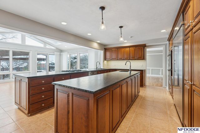 9826 Harney Pkwy N, Omaha, NE 68114