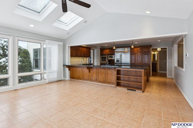 9826 Harney Pkwy N, Omaha, NE 68114