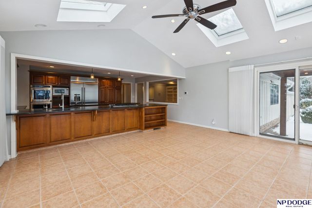 9826 Harney Pkwy N, Omaha, NE 68114