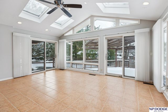 9826 Harney Pkwy N, Omaha, NE 68114