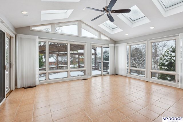 9826 Harney Pkwy N, Omaha, NE 68114