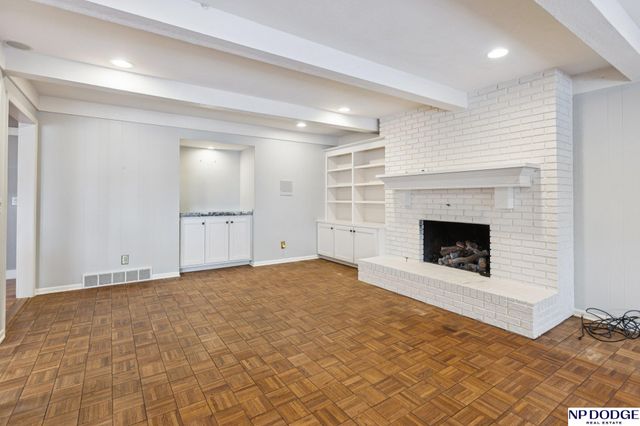 9826 Harney Pkwy N, Omaha, NE 68114