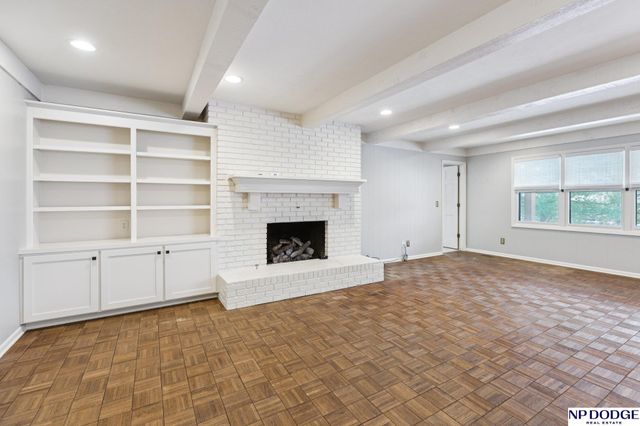 9826 Harney Pkwy N, Omaha, NE 68114