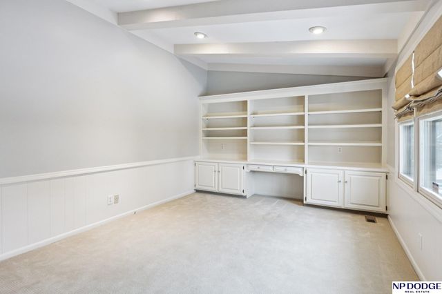 9826 Harney Pkwy N, Omaha, NE 68114