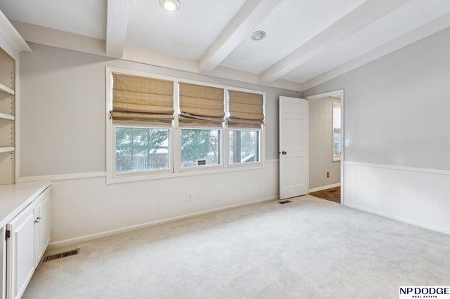 9826 Harney Pkwy N, Omaha, NE 68114