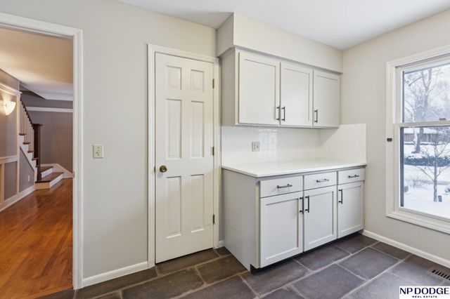 9826 Harney Pkwy N, Omaha, NE 68114