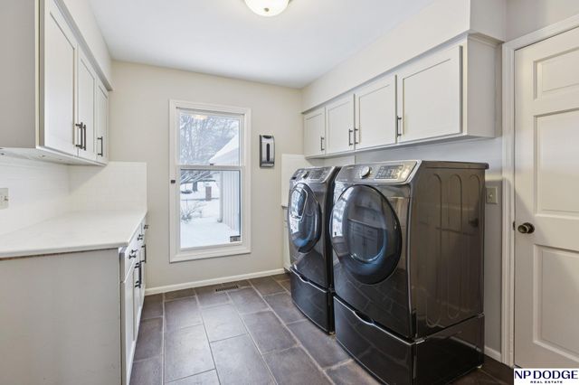 9826 Harney Pkwy N, Omaha, NE 68114