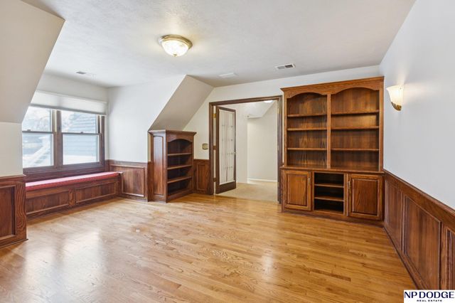 9826 Harney Pkwy N, Omaha, NE 68114