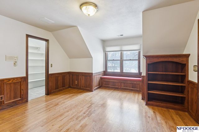 9826 Harney Pkwy N, Omaha, NE 68114