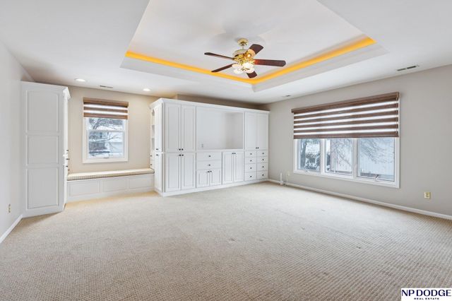 9826 Harney Pkwy N, Omaha, NE 68114