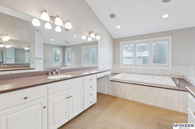 9826 Harney Pkwy N, Omaha, NE 68114