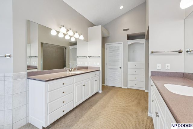 9826 Harney Pkwy N, Omaha, NE 68114