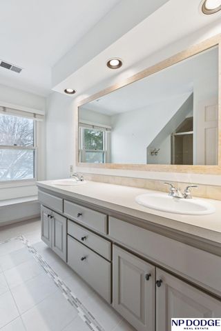 9826 Harney Pkwy N, Omaha, NE 68114