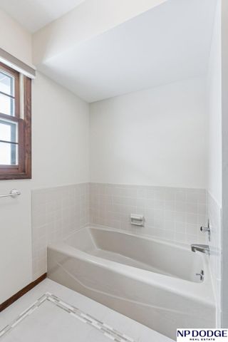 9826 Harney Pkwy N, Omaha, NE 68114