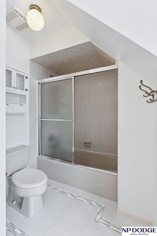 9826 Harney Pkwy N, Omaha, NE 68114