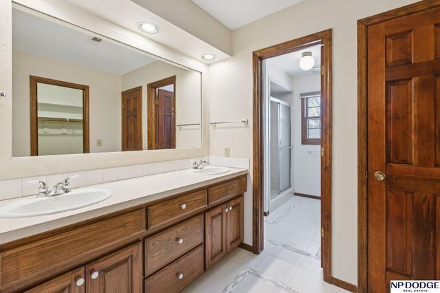 9826 Harney Pkwy N, Omaha, NE 68114