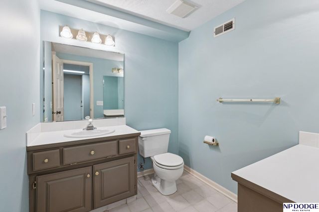 9826 Harney Pkwy N, Omaha, NE 68114